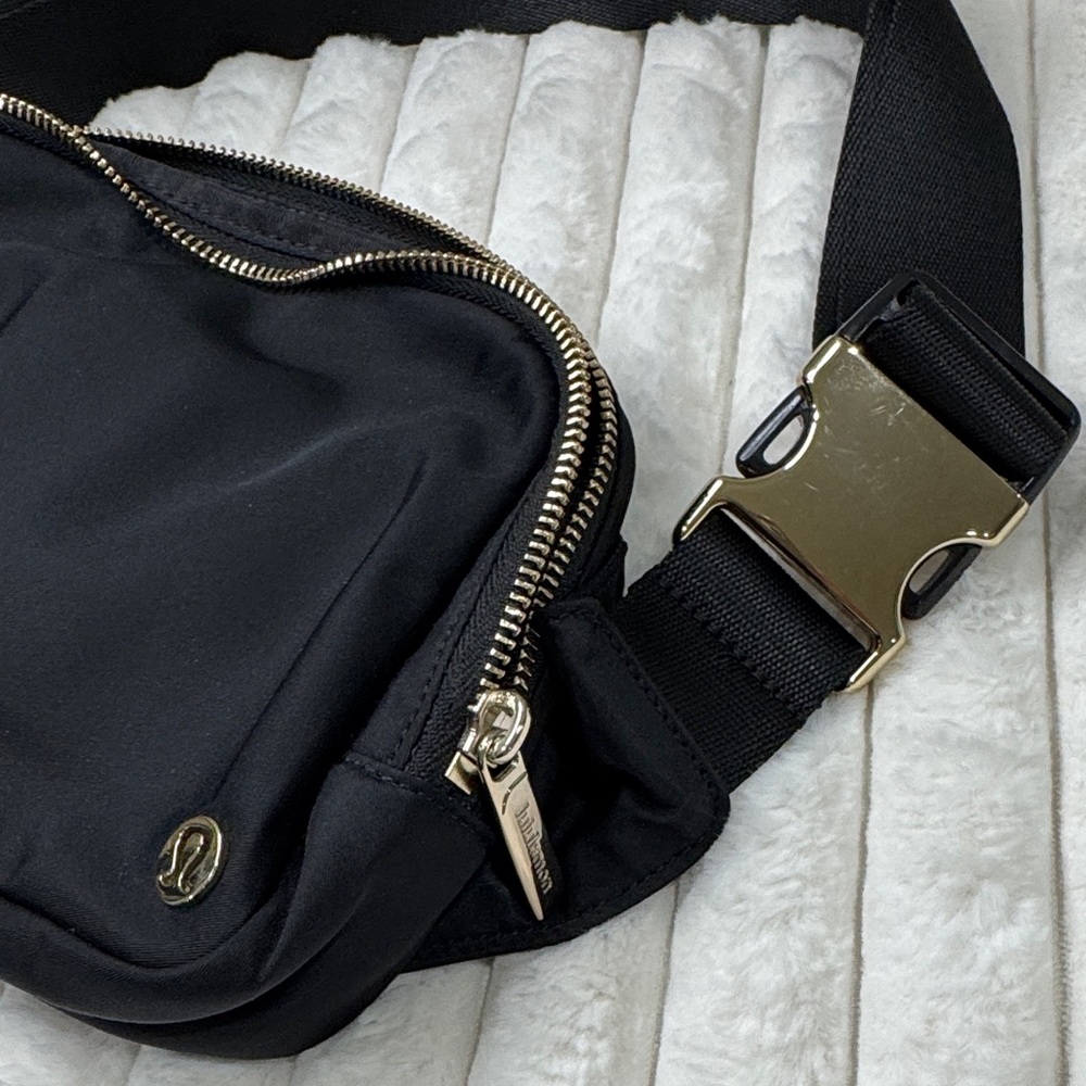 Retired Lululemon Everywhere Belt Bag Large 2L w/ Gold Hardware - Picture 10 of 10